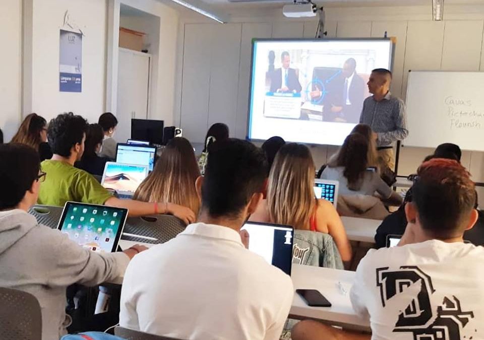 Cesar Toledo imparte clase en la Universidad Europea de Canarias